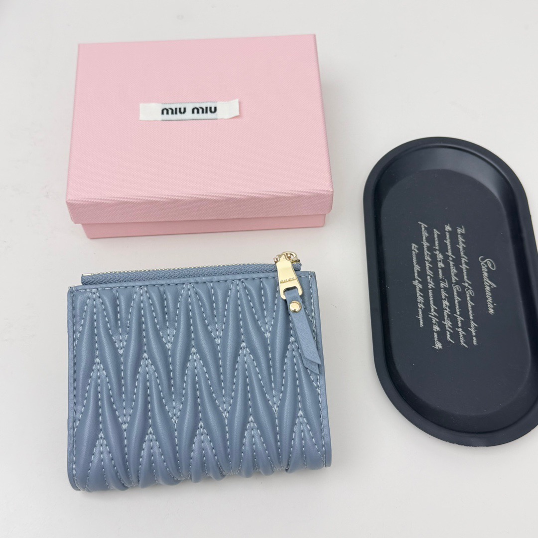 Miu Miu ミュウミュウ ウエーブデザイン 財布 ブラック ピンク ブルー 全3色展開 - 画像 4