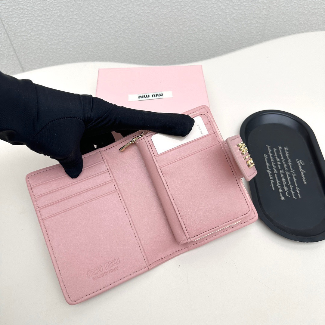 Miu Miu ミュウミュウ 折り財布 ファスナー 高級革製 ピンク - 画像 8