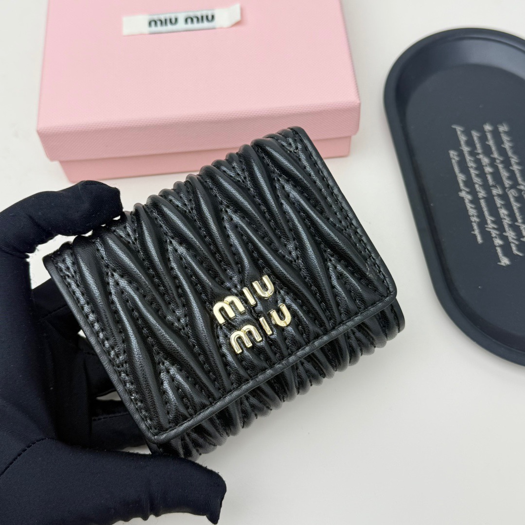 miumiu ミウミウ パスポートケース ファンシーパスポート シルバーロゴ 黒 - 画像 4