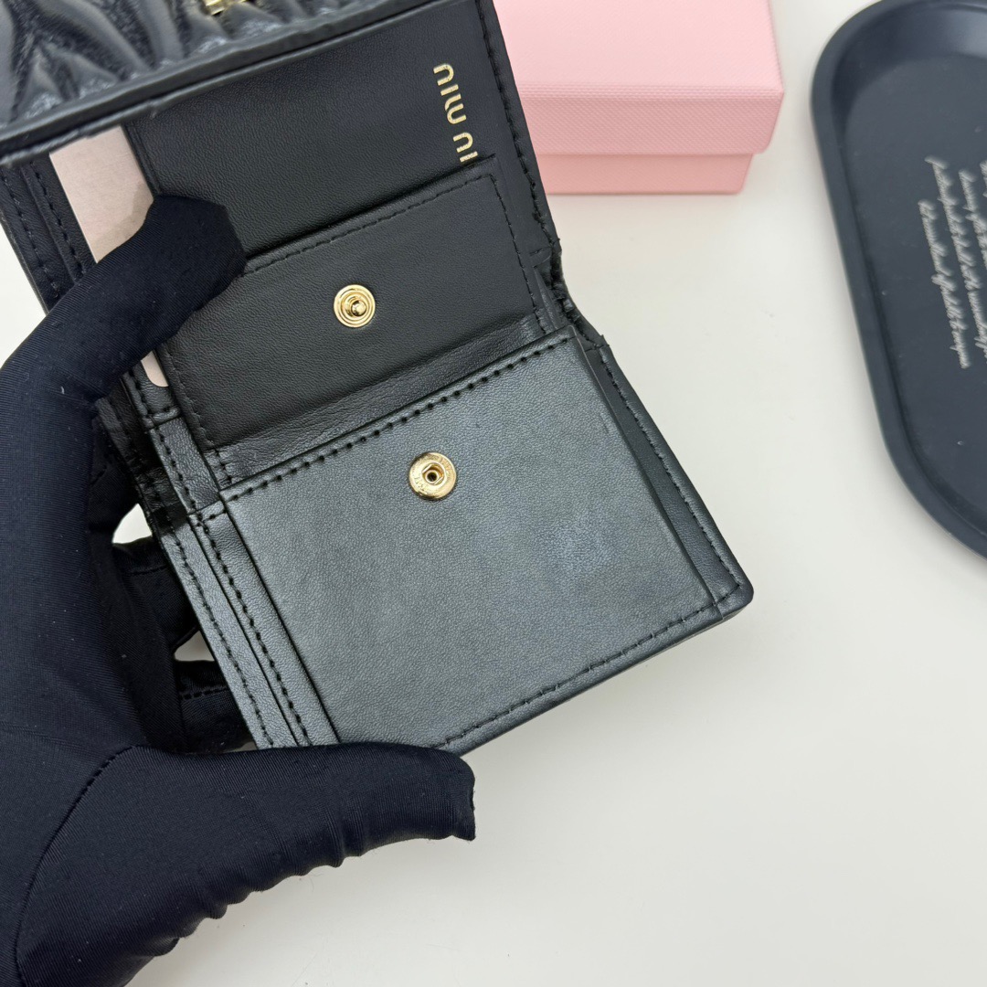 miumiu ミウミウ パスポートケース ファンシーパスポート シルバーロゴ 黒 - 画像 9