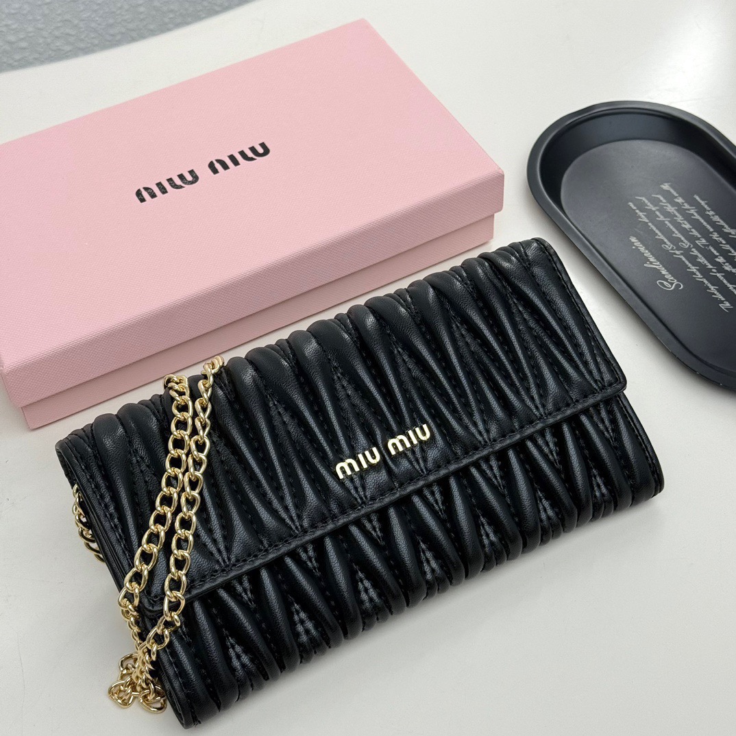 Miu Miu ミウミウ ミニショルダー マットレザー 黒色
