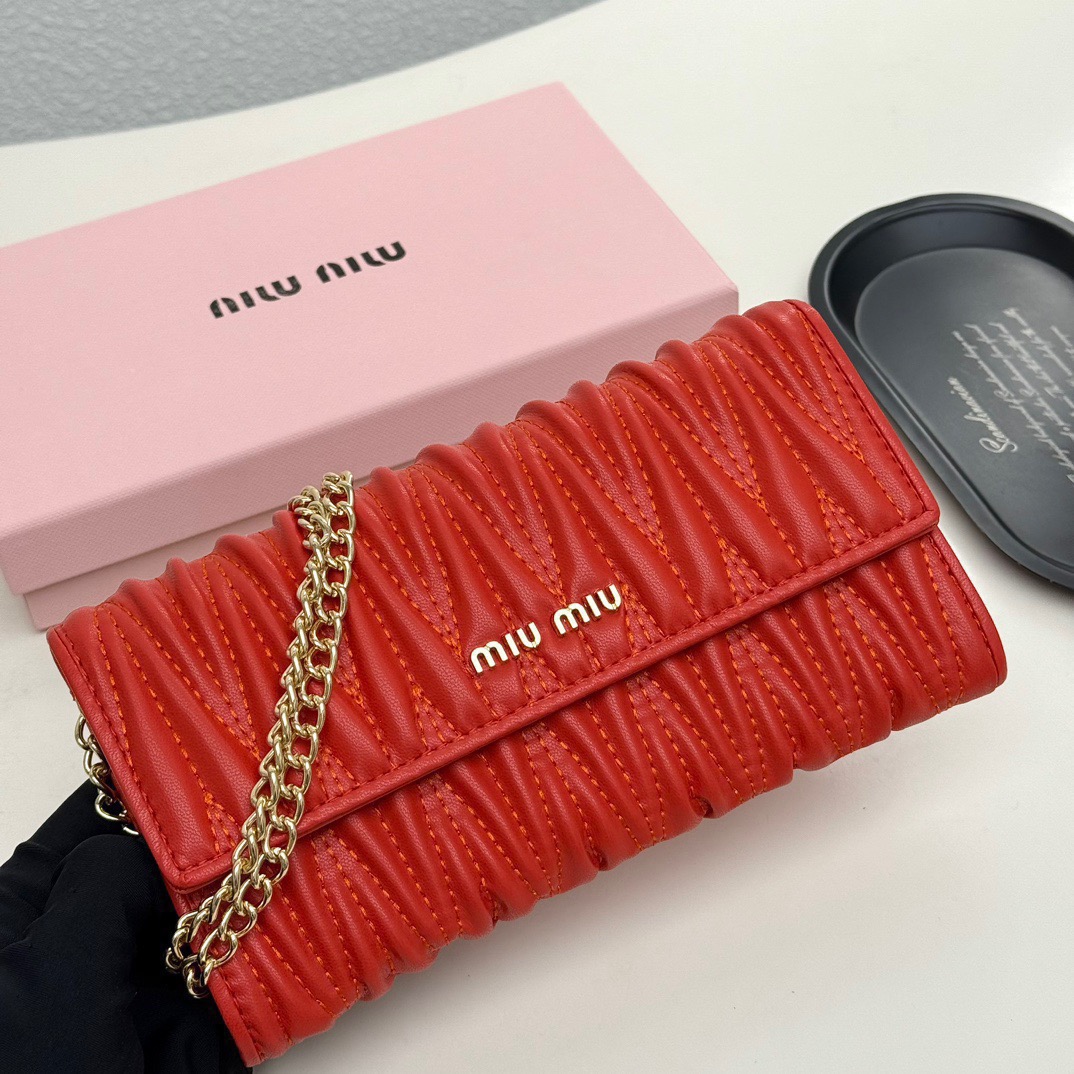 Miu Miu ミュウミュウ ポーチ型財布 ピンク レッド ブラック 全3色
