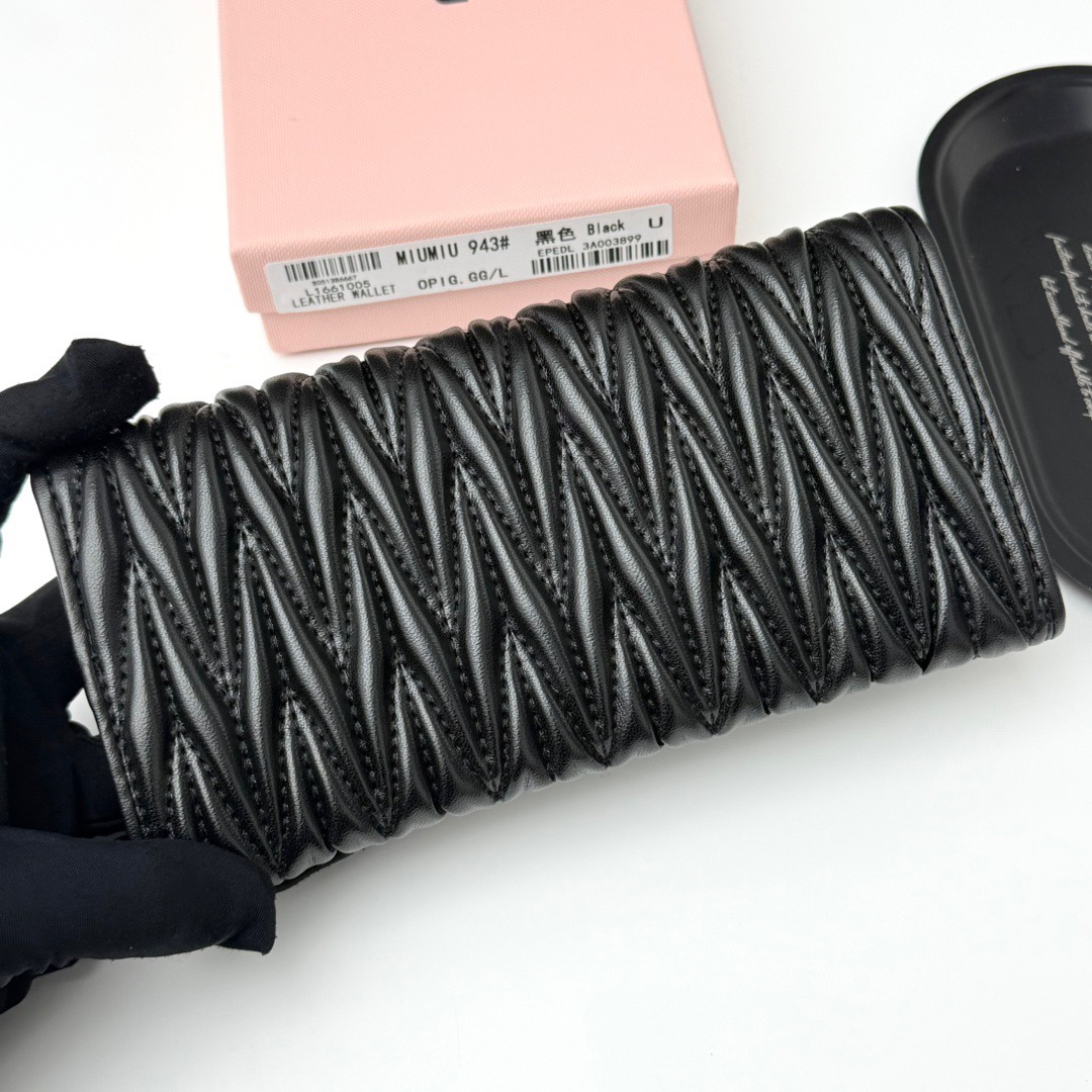 MIU MIU ミウミウ レザー長財布 本革 943# ブラック - 画像 4