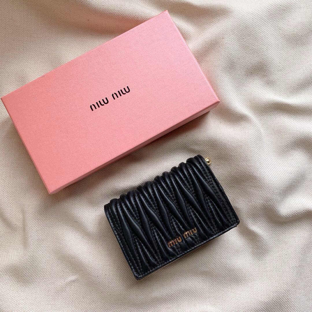 Miu Miu ミウミウ 財布 コンパクト 2つ折り 黒