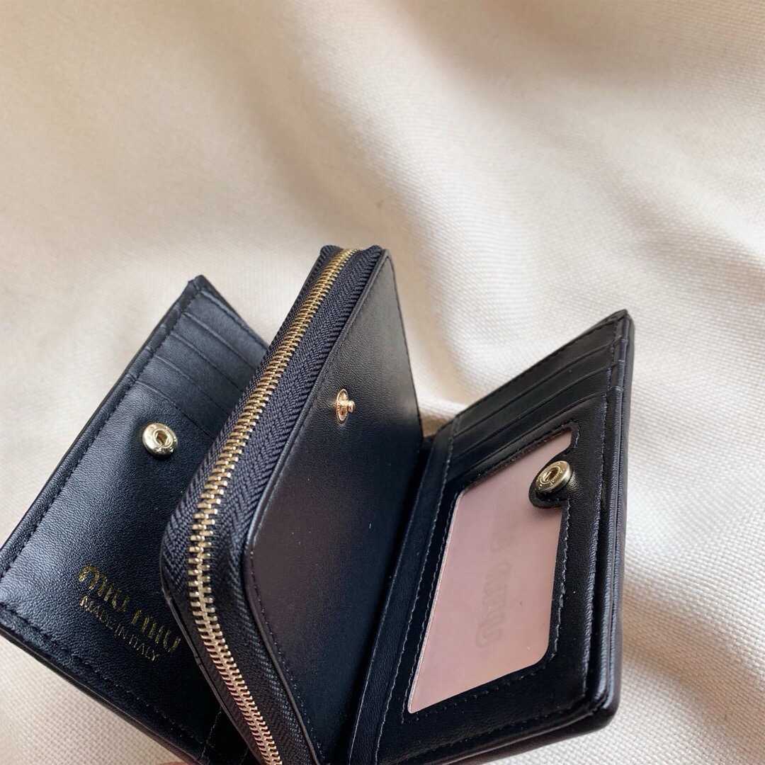 Miu Miu ミウミウ 財布 コンパクト 2つ折り 黒 - 画像 9