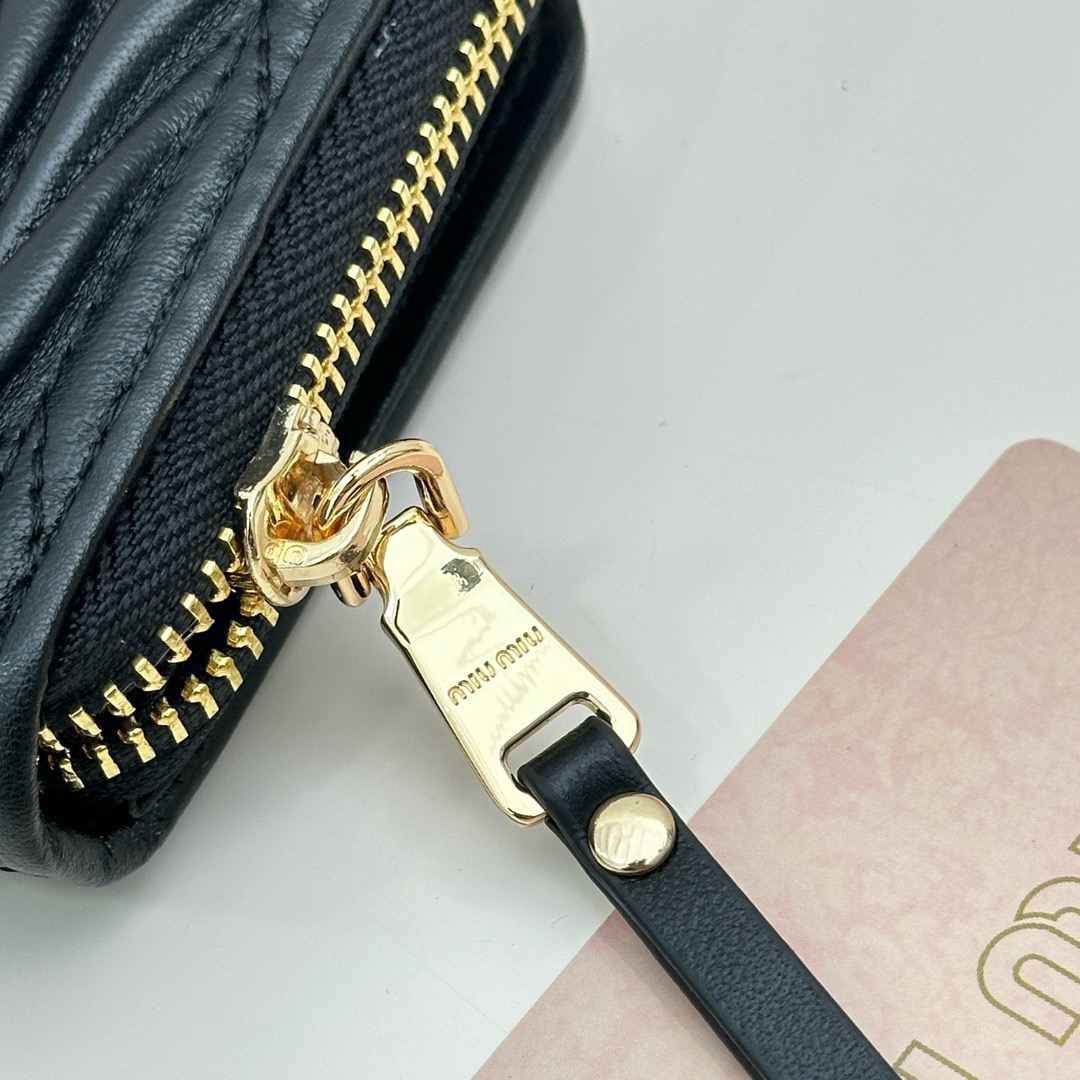Miu Miu ミュウミュウ ミニ財布 ブラック ピンク ブルー 全3色 - 画像 7