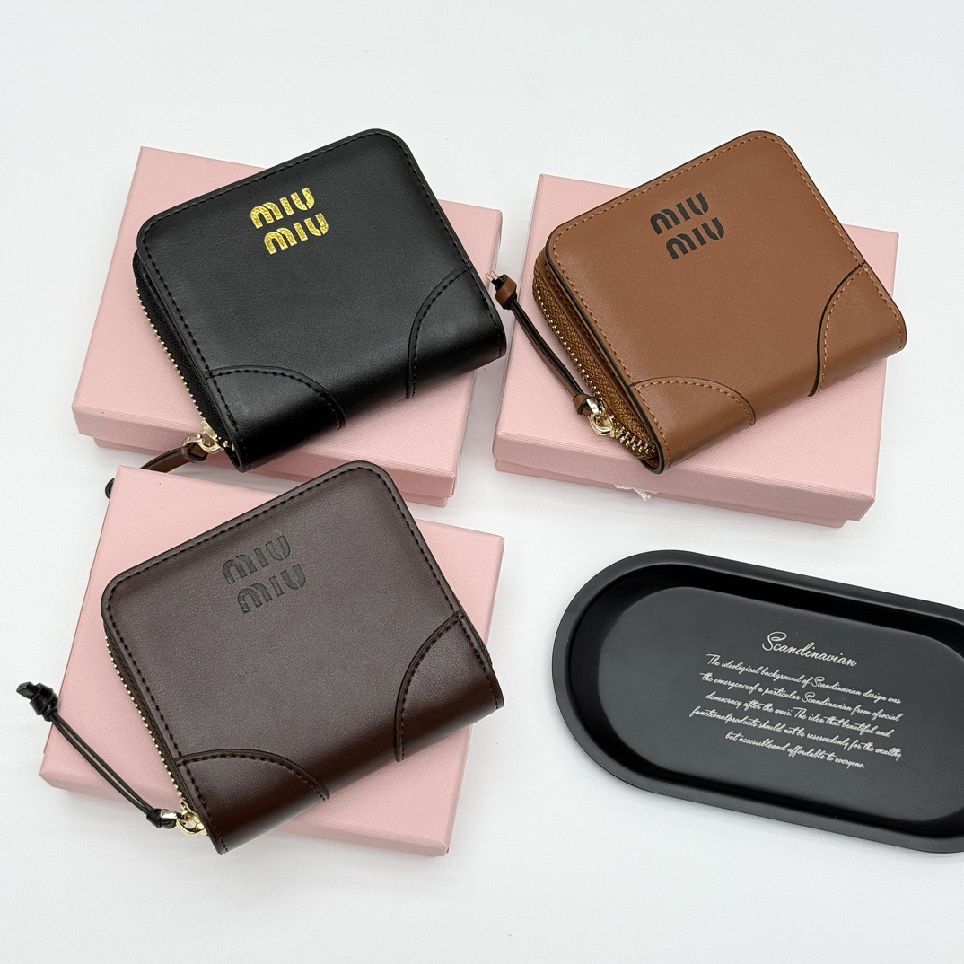 MIU MIU ミウミウ 折り財布 高級本革 軽量 コンパクト 全3色
