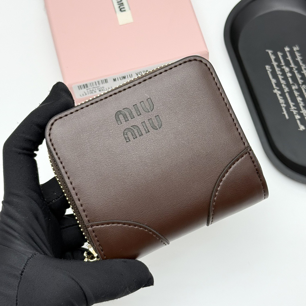 MIU MIU ミウミウ 折り財布 高級本革 軽量 コンパクト 全3色 - 画像 3