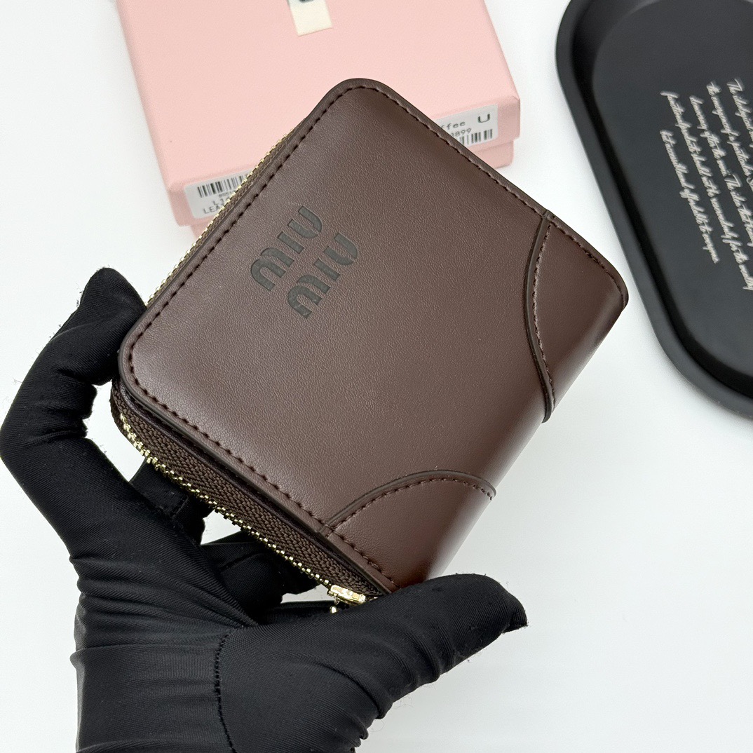 MIU MIU ミウミウ 折り財布 高級本革 軽量 コンパクト 全3色 - 画像 4