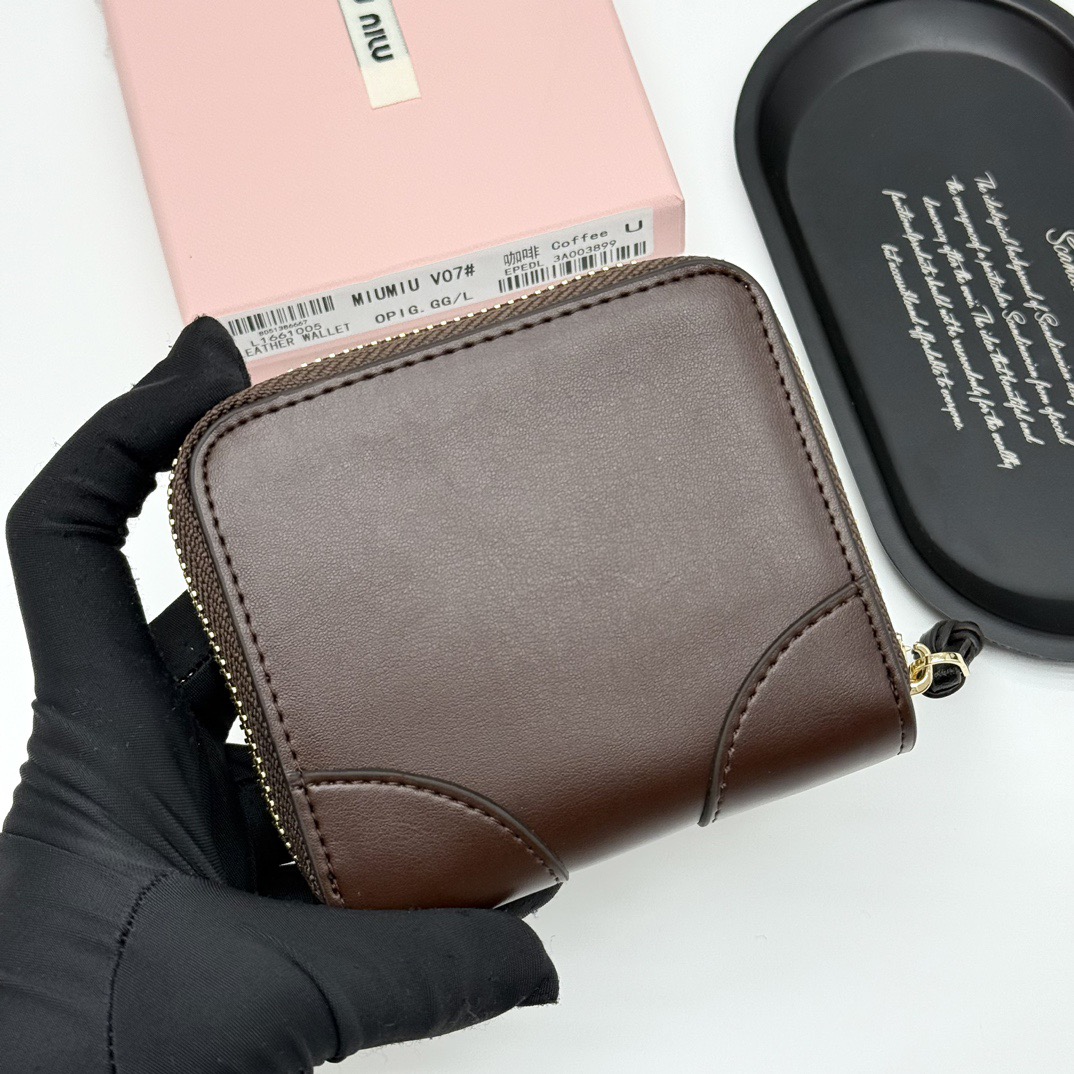 MIU MIU ミウミウ 折り財布 高級本革 軽量 コンパクト 全3色 - 画像 5