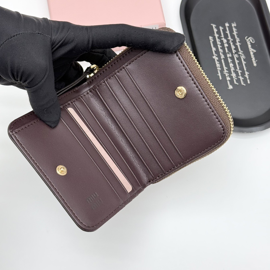 MIU MIU ミウミウ 折り財布 高級本革 軽量 コンパクト 全3色 - 画像 6
