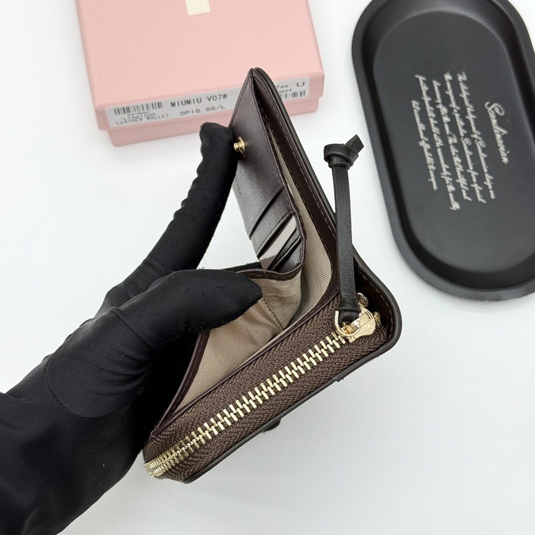 MIU MIU ミウミウ 折り財布 高級本革 軽量 コンパクト 全3色 - 画像 7
