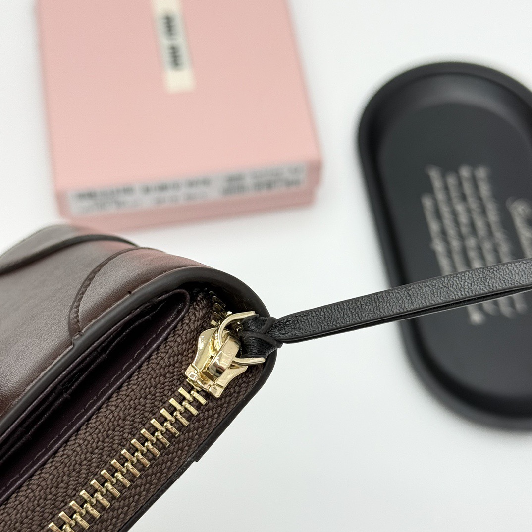 MIU MIU ミウミウ 折り財布 高級本革 軽量 コンパクト 全3色 - 画像 9