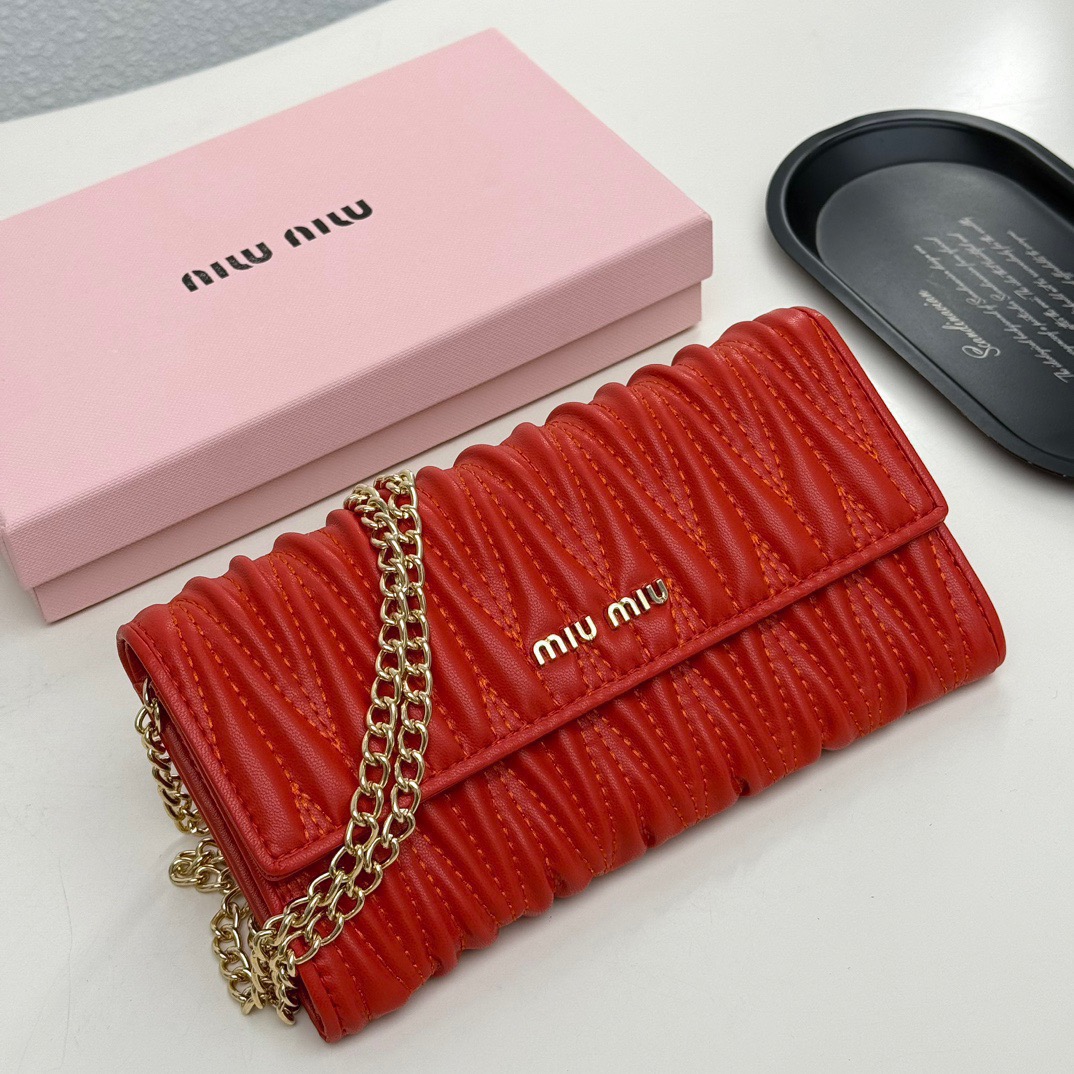 MIU MIU ミュウミュウ ウェーブ型長財布 レッド 黒 ピンク 全3色 - 画像 2