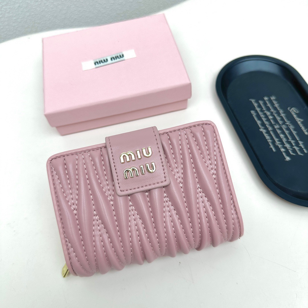 Miu Miu ミウミウ 折り財布 ファスナー チェーン 本革仕様 ピンク