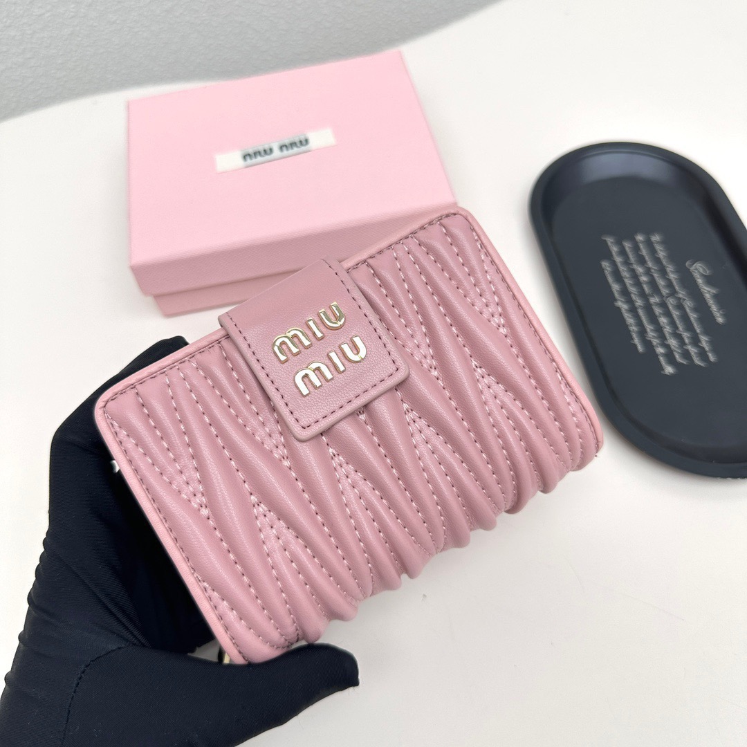 Miu Miu ミウミウ 折り財布 ファスナー チェーン 本革仕様 ピンク - 画像 4