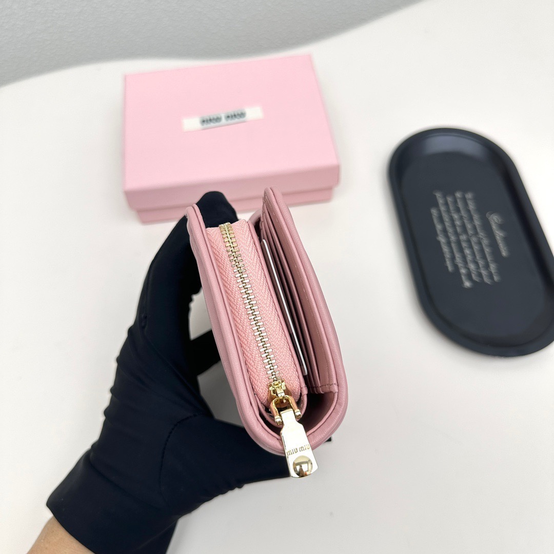 Miu Miu ミウミウ 折り財布 ファスナー チェーン 本革仕様 ピンク - 画像 6