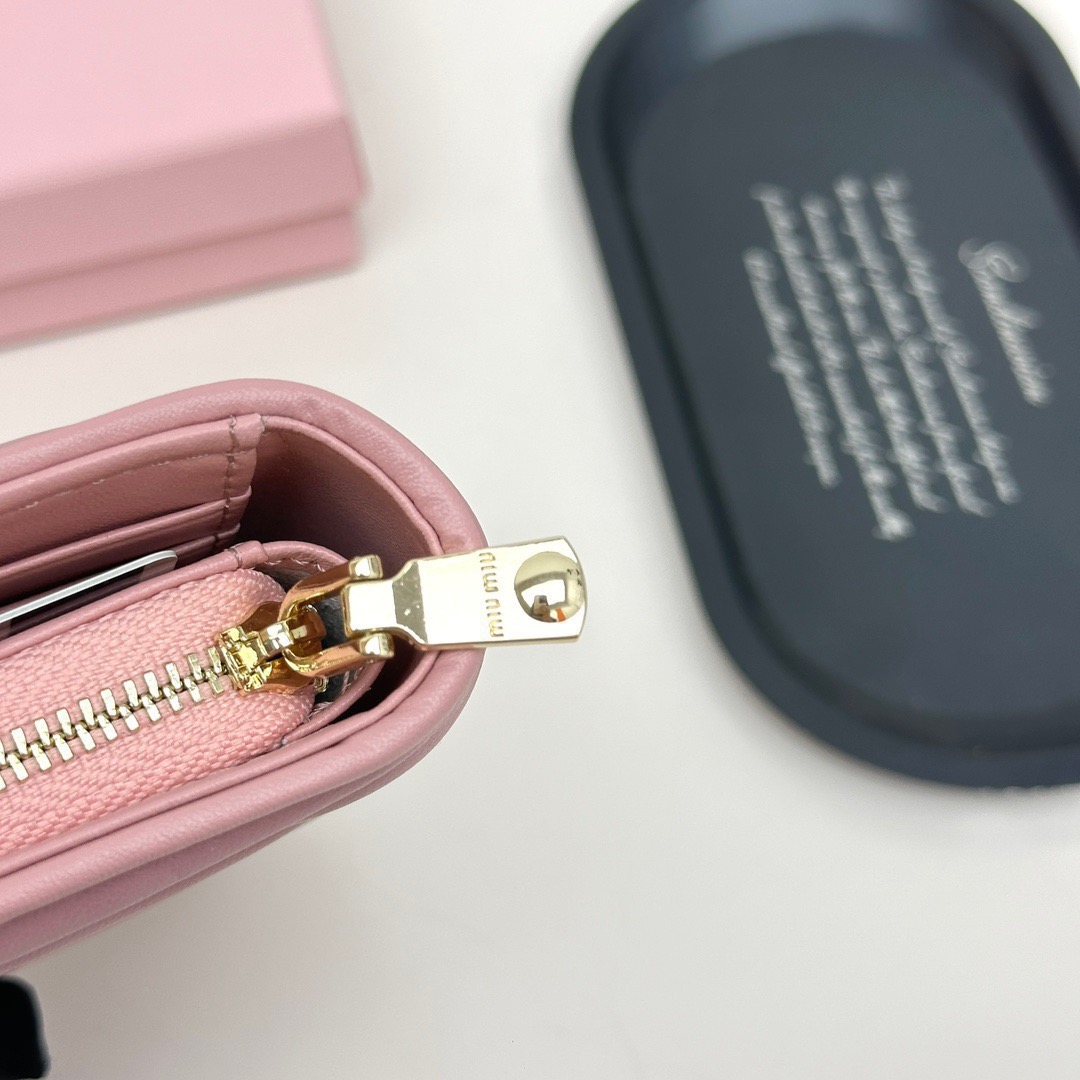 Miu Miu ミウミウ 折り財布 ファスナー チェーン 本革仕様 ピンク - 画像 7