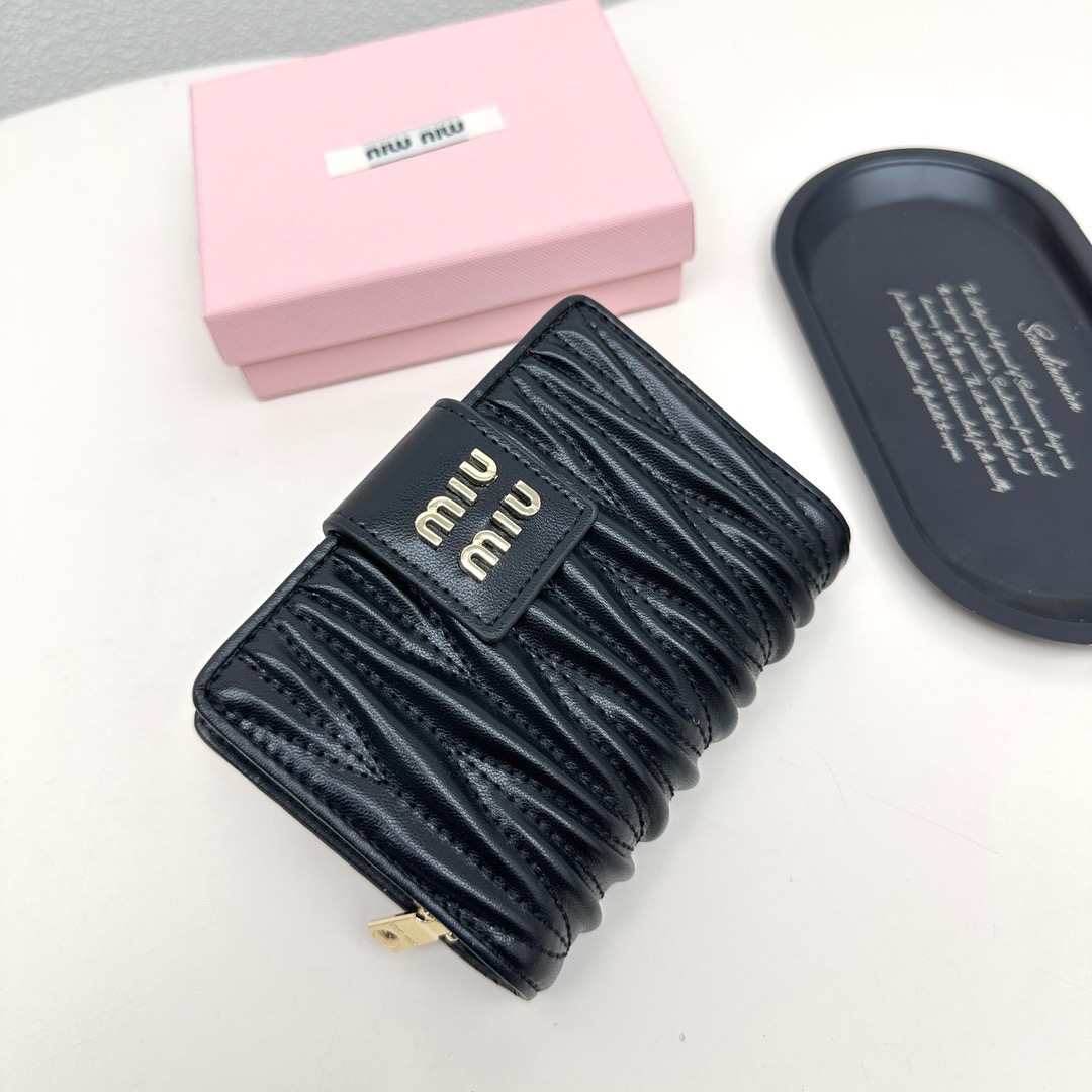 Miu Miu ミウミウ 財布 二つ折り コンパクト 本革仕様 黒 ピンク - 画像 3