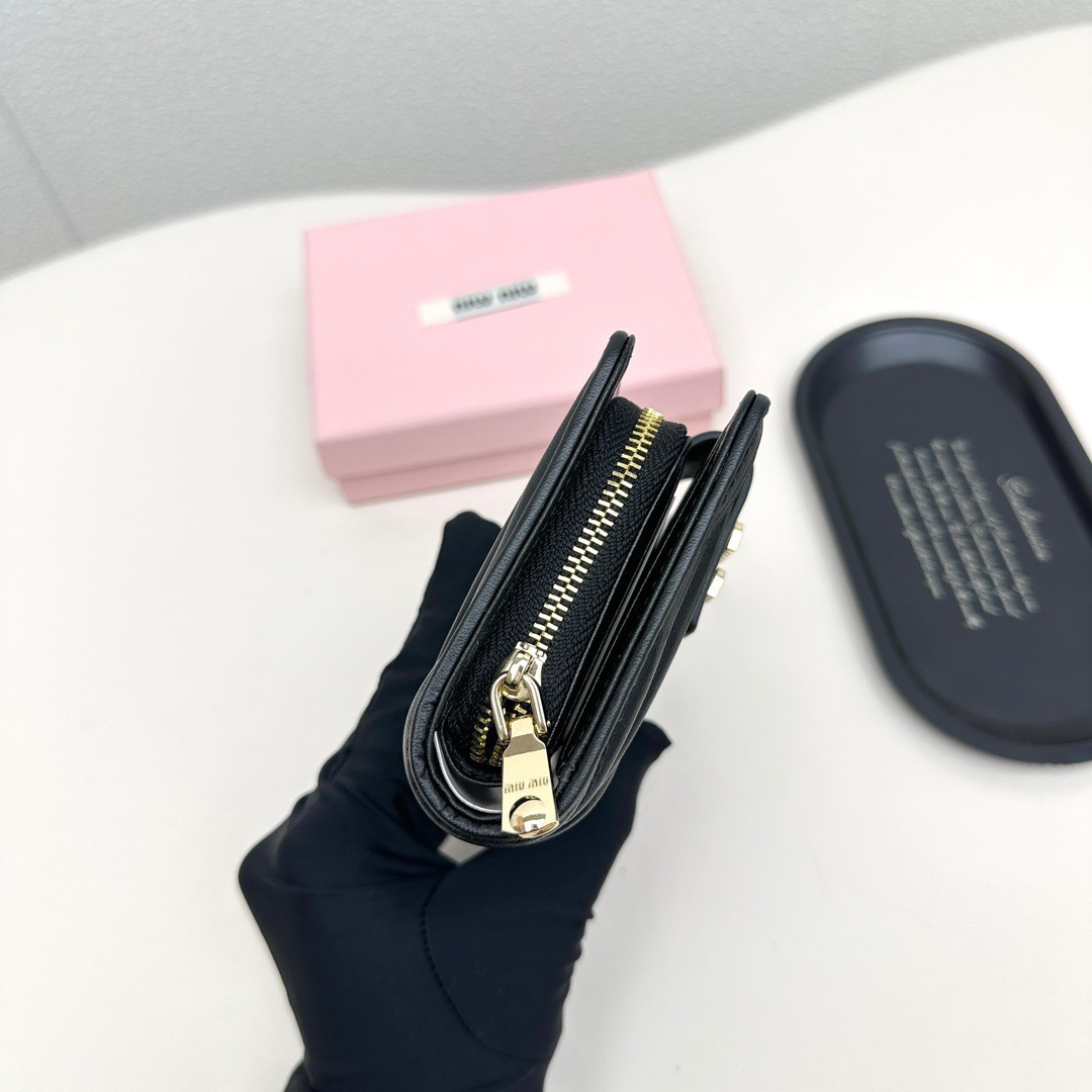 Miu Miu ミウミウ 財布 二つ折り コンパクト 本革仕様 黒 ピンク - 画像 6