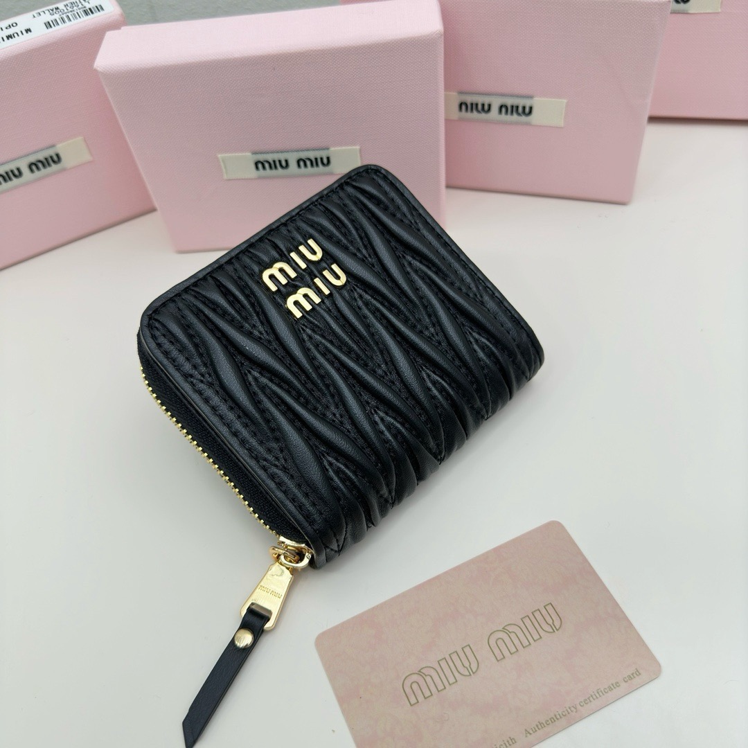 Miu Miu ミウミウ 二つ折り財布 ミニウォレット プリントレザー 本革 3511 黒 - 画像 2