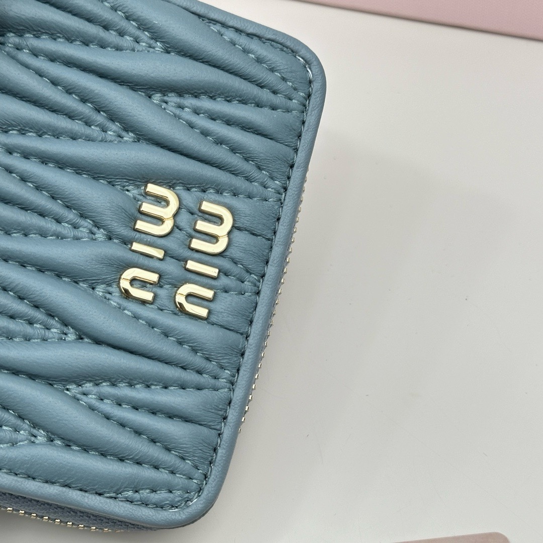 Miu Miu ミウミウ ウィメンズ ウォレット ファッション小物 ミニ財布 軽量 - 画像 4