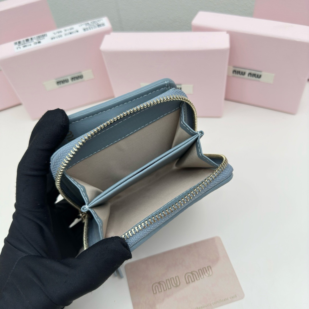 Miu Miu ミウミウ ウィメンズ ウォレット ファッション小物 ミニ財布 軽量 - 画像 8