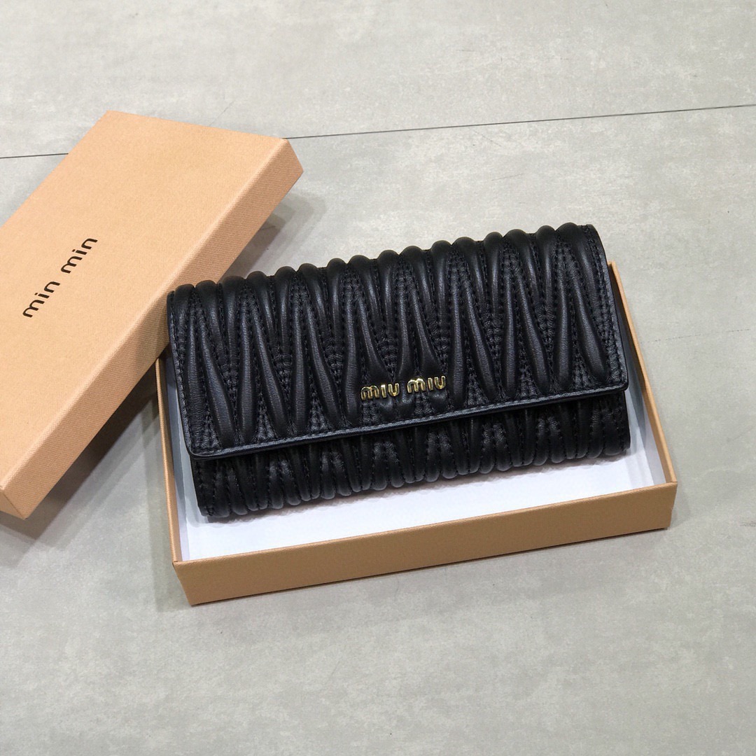 MIU MIU ミュウミュウ 長財布 プリーツデザイン 本革 19x10cm 黒