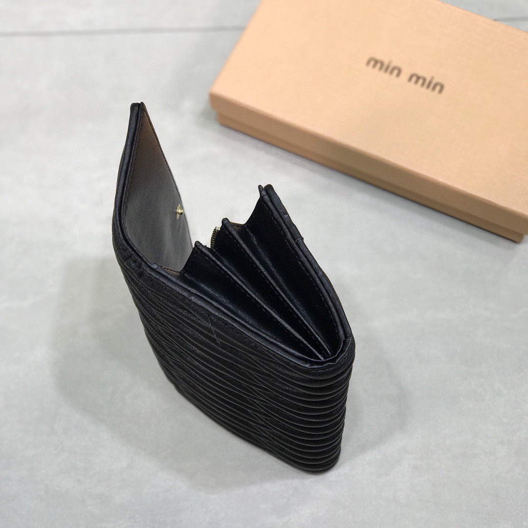MIU MIU ミュウミュウ 長財布 プリーツデザイン 本革 19x10cm 黒 - 画像 9