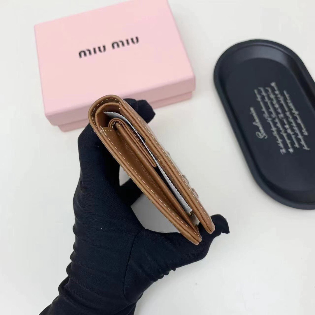 Miu Miu ミウミウ 折り財布 コンパクト ファスナー 黒 棕 藍 全3色 - 画像 5