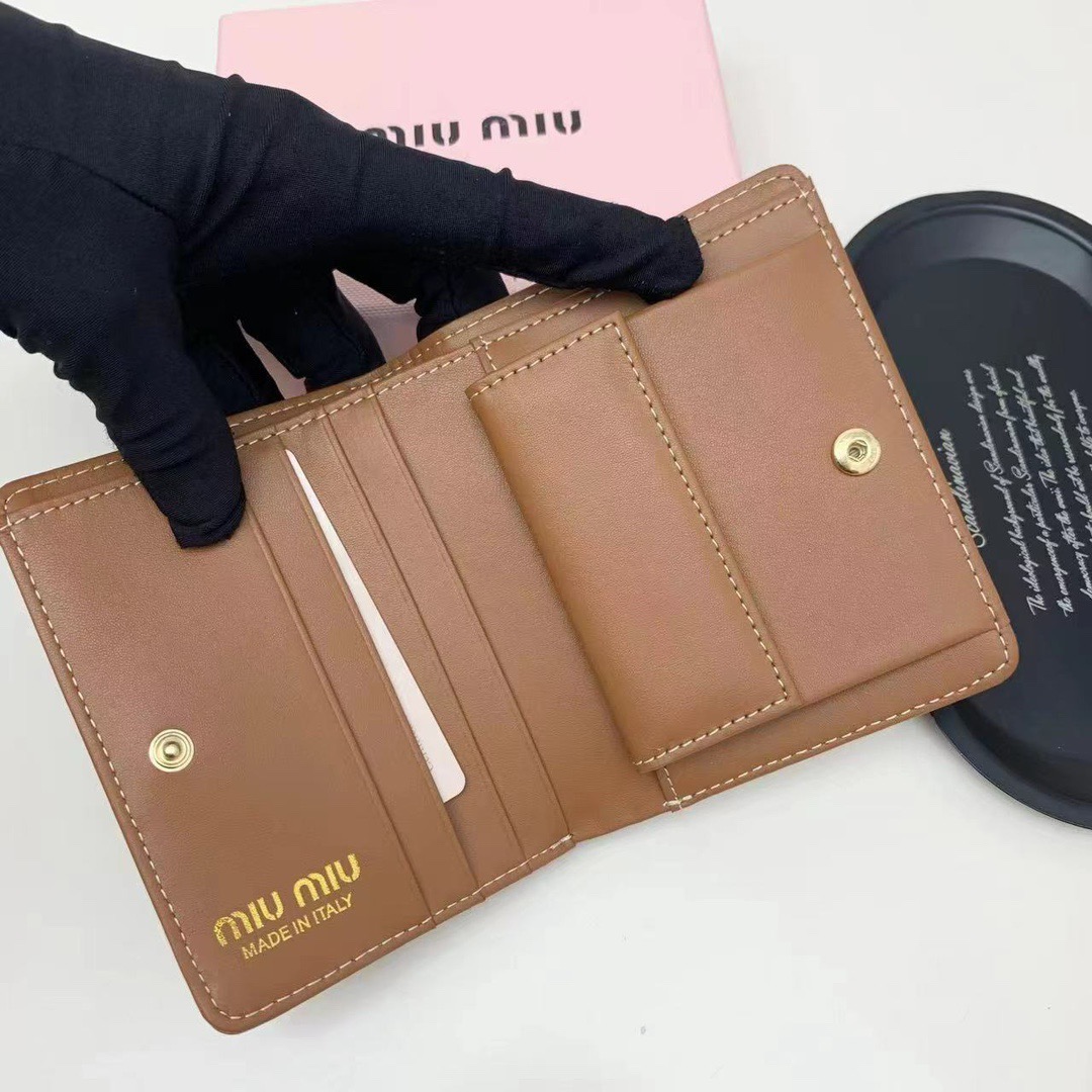 Miu Miu ミウミウ 折り財布 コンパクト ファスナー 黒 棕 藍 全3色 - 画像 7