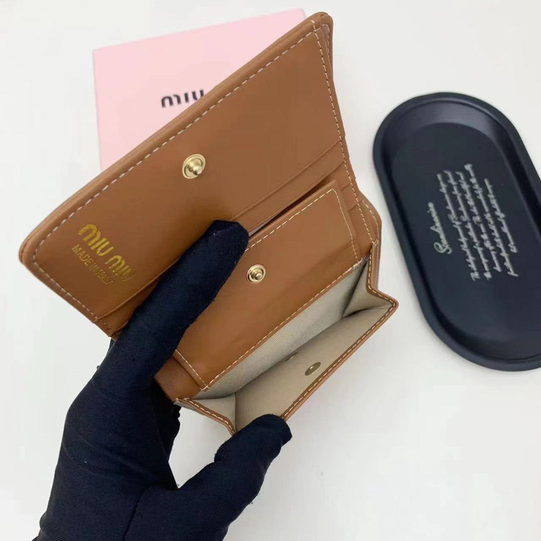 Miu Miu ミウミウ 折り財布 コンパクト ファスナー 黒 棕 藍 全3色 - 画像 9