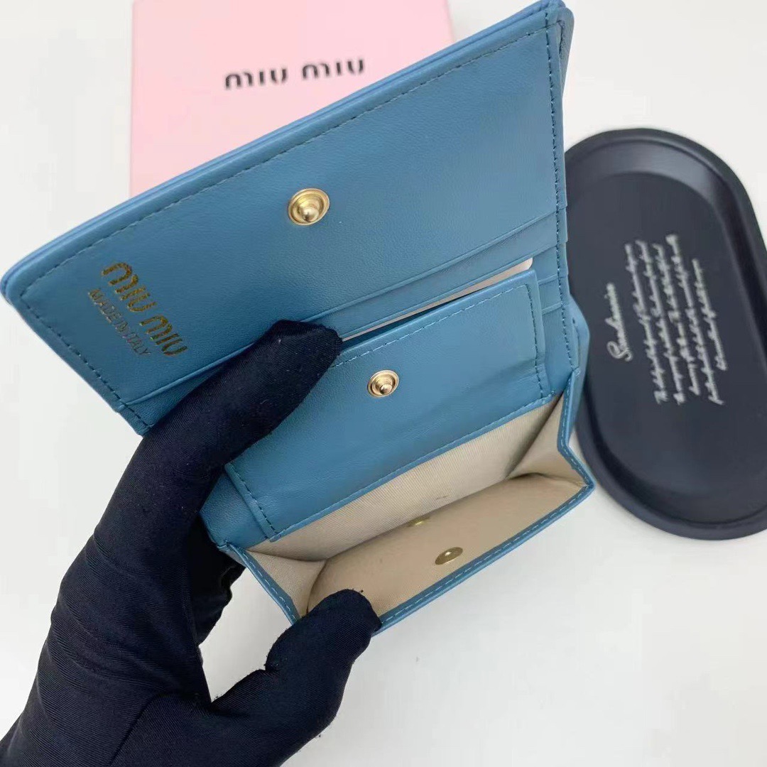 Miu Miu ミウミウ 折り財布 ファスナー付き 3色展開 - 画像 8