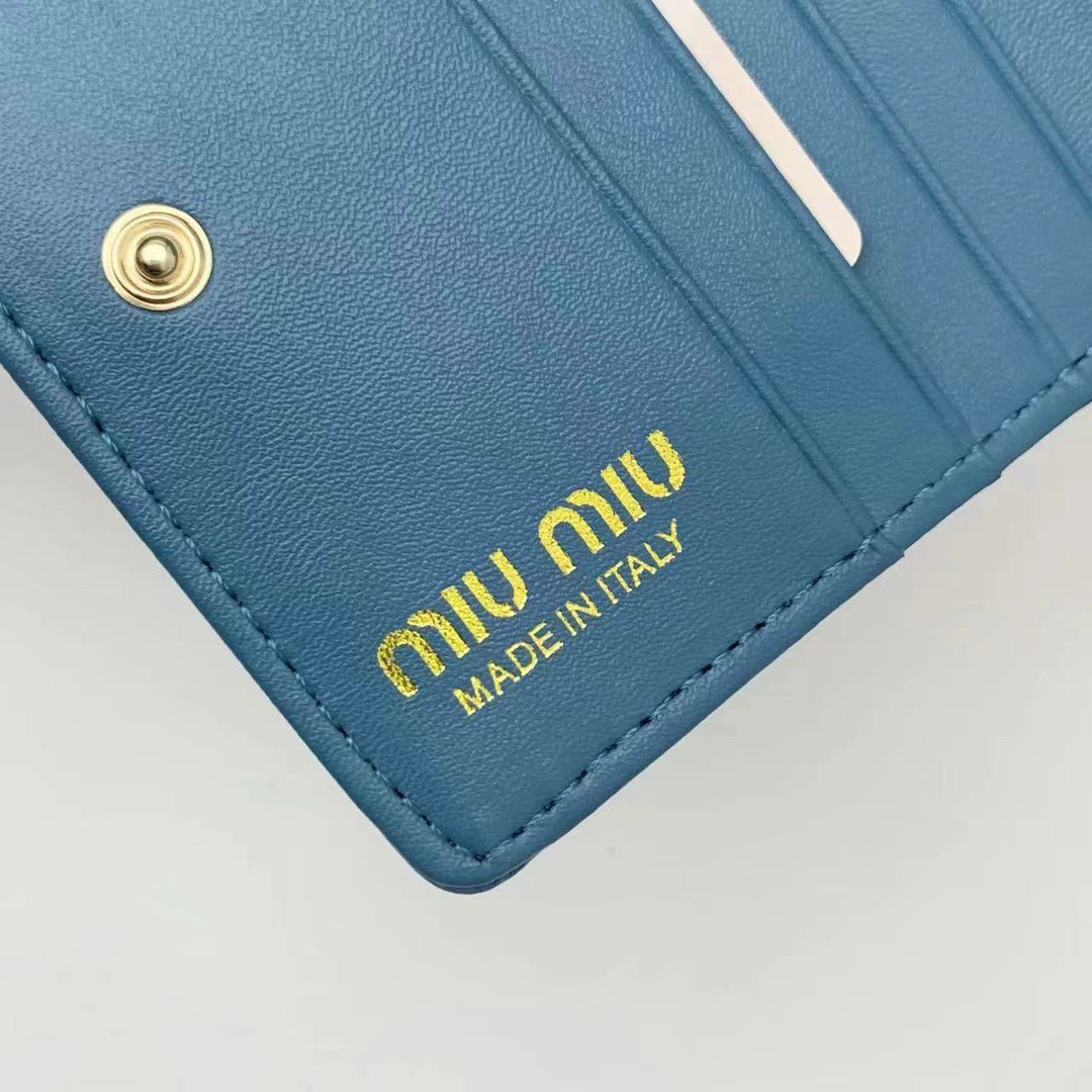 Miu Miu ミウミウ 折り財布 ファスナー付き 3色展開 - 画像 9