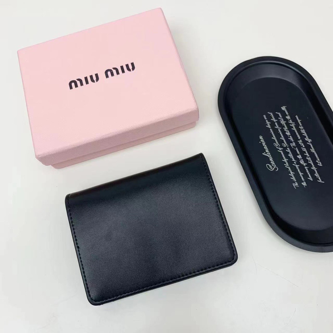 Miu Miu ミュウミュウ 折り財布 コンパクト 本革仕様 黒 - 画像 2