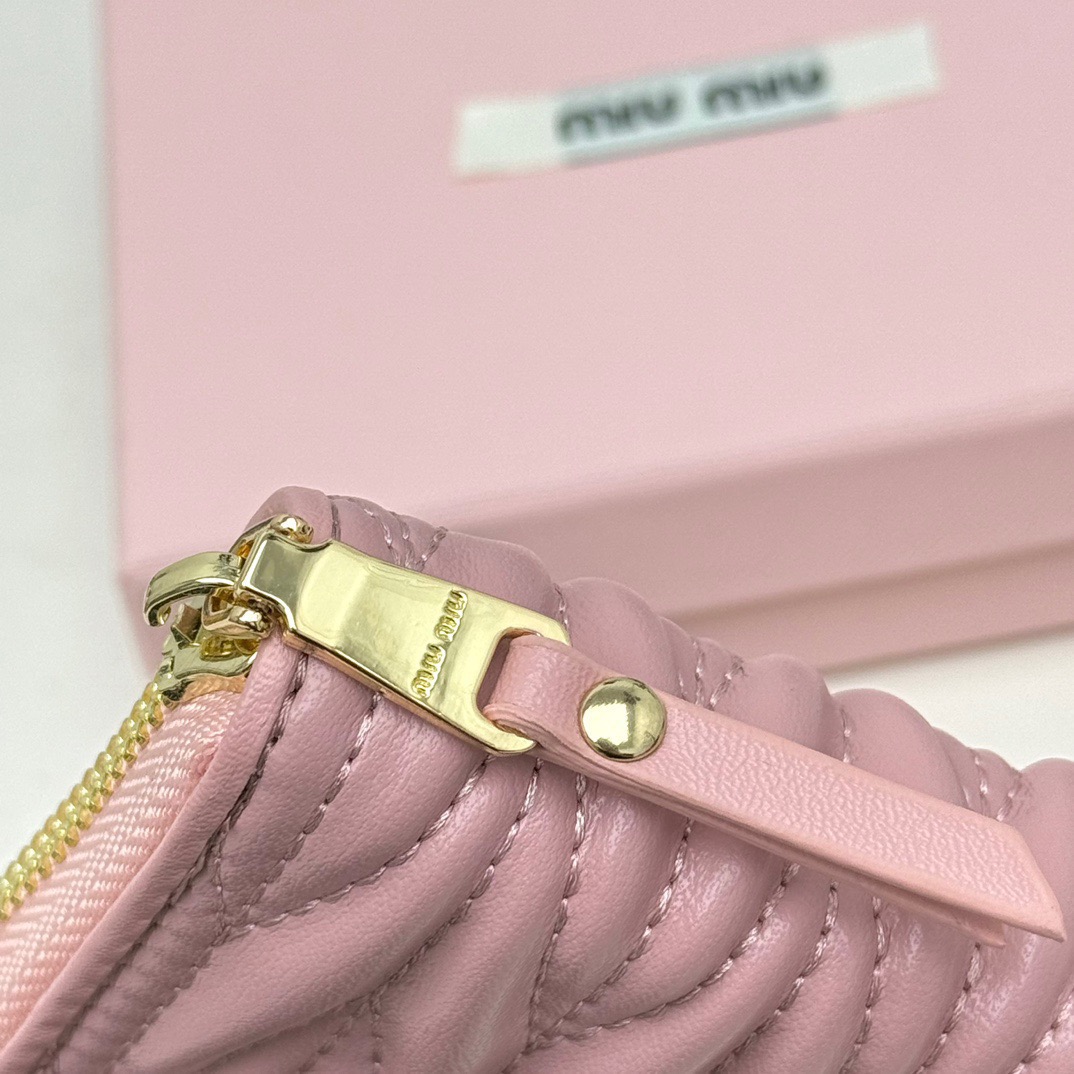 Miu Miu ミュウミュ 793 ミニ財布 黒 ピンク 全2色 - 画像 7