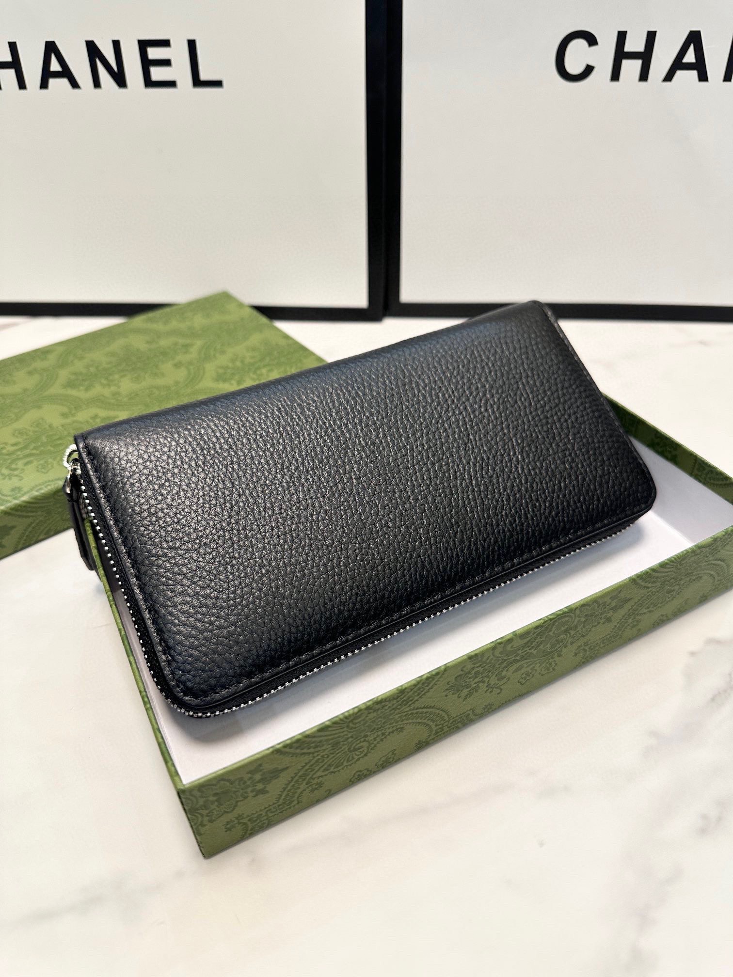 P100 ピュアレザー グッチ型押し ロングウォレット 黒 - 画像 4