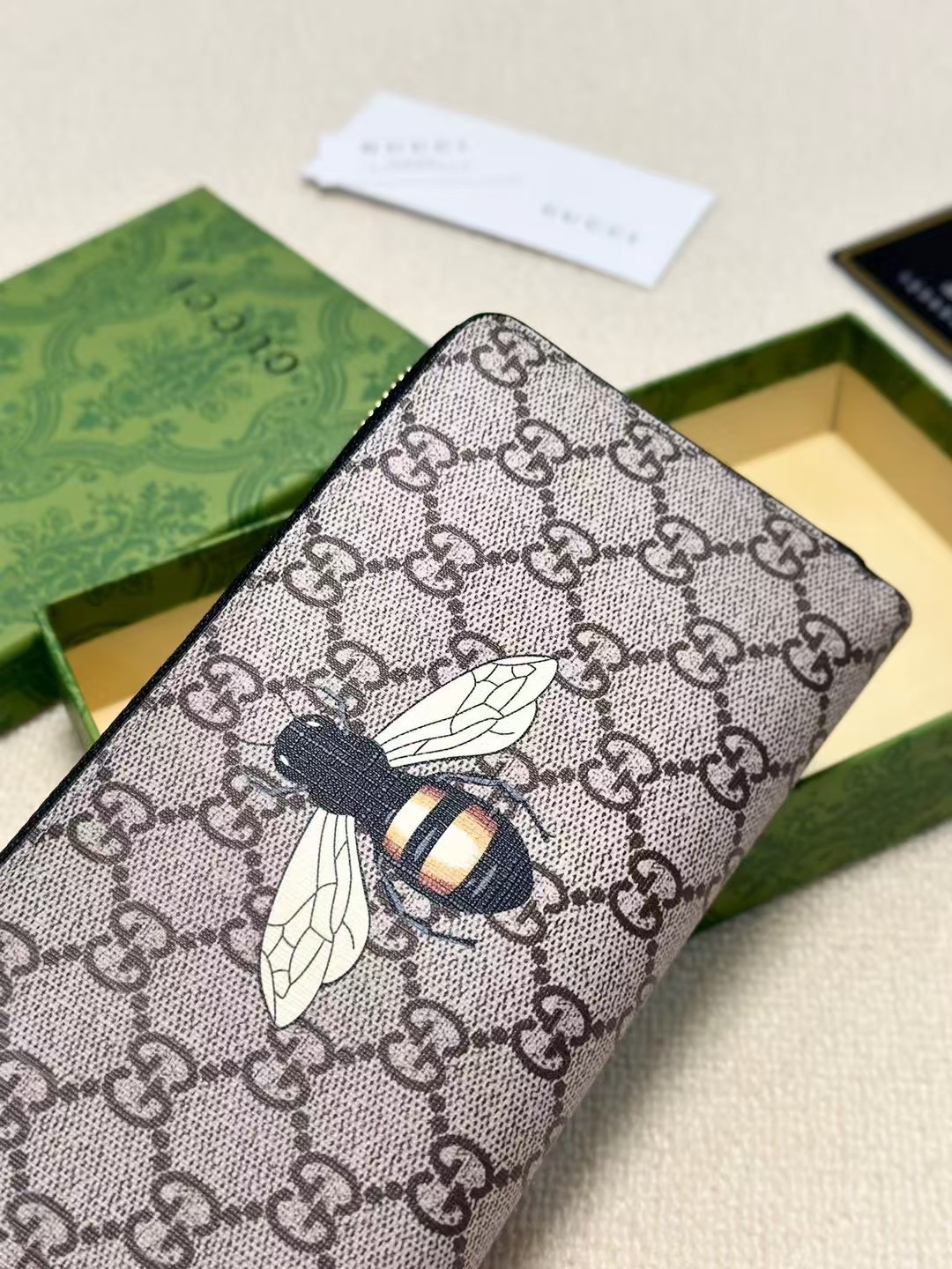 Gucci グッチ オールドグッチ ロングジップウォレット グッチ蜜蜂 ブラック ベージュ - 画像 5
