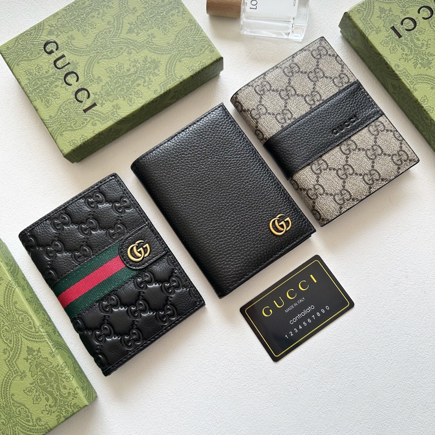 GUCCI グッチ 本革製パスポートケース 黒 10.5x14.5cm 収納力