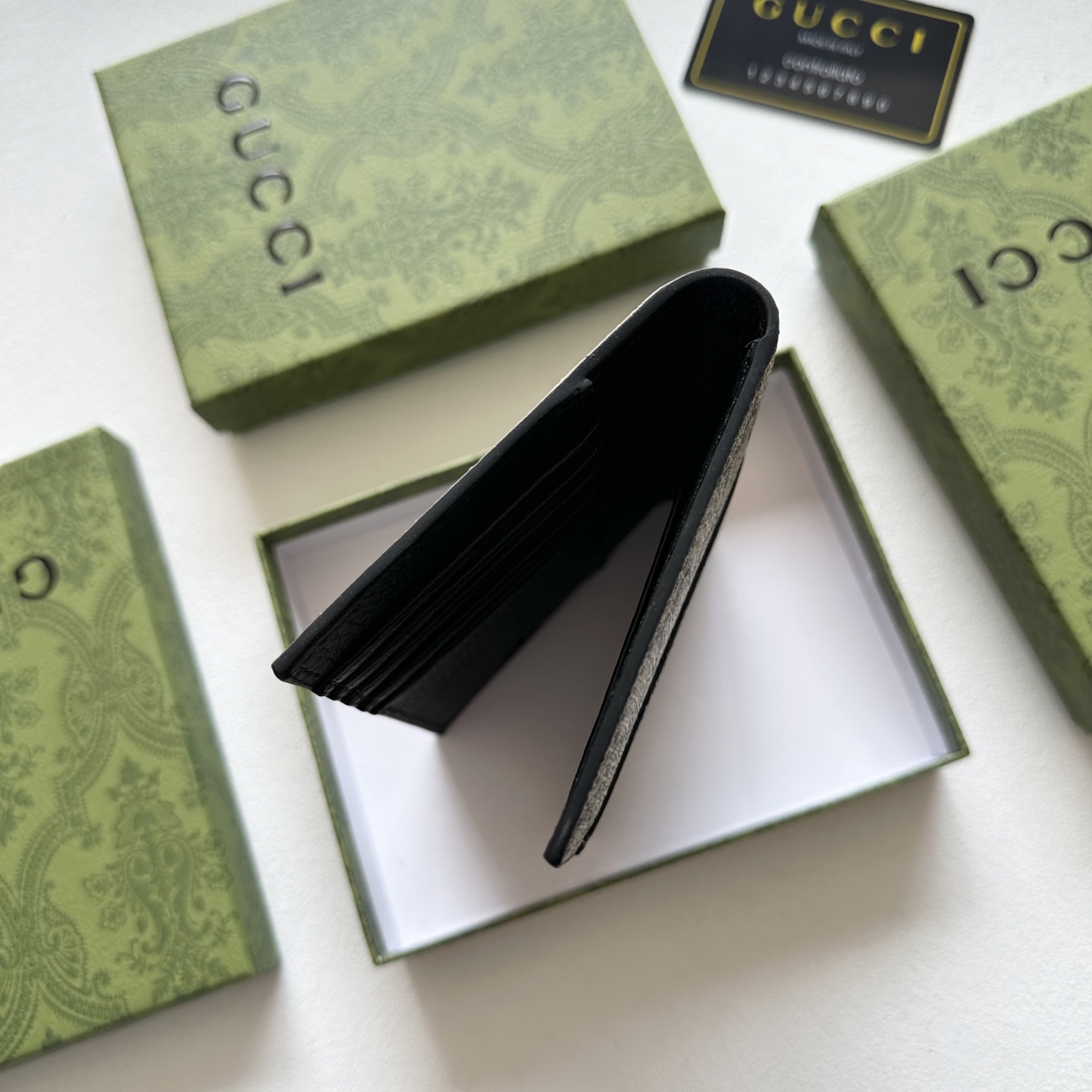 GUCCI グッチ 本革製パスポートケース 黒 10.5x14.5cm 収納力 - 画像 4
