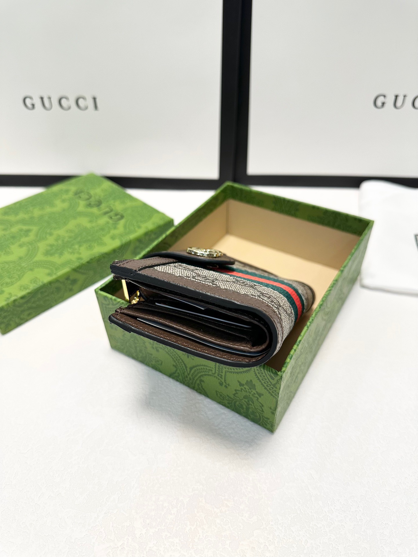 GUCCI グッチ 折り財布 2つ折り 軽量 ジップ付き ショルダーチェーン付き ブラウン - 画像 4