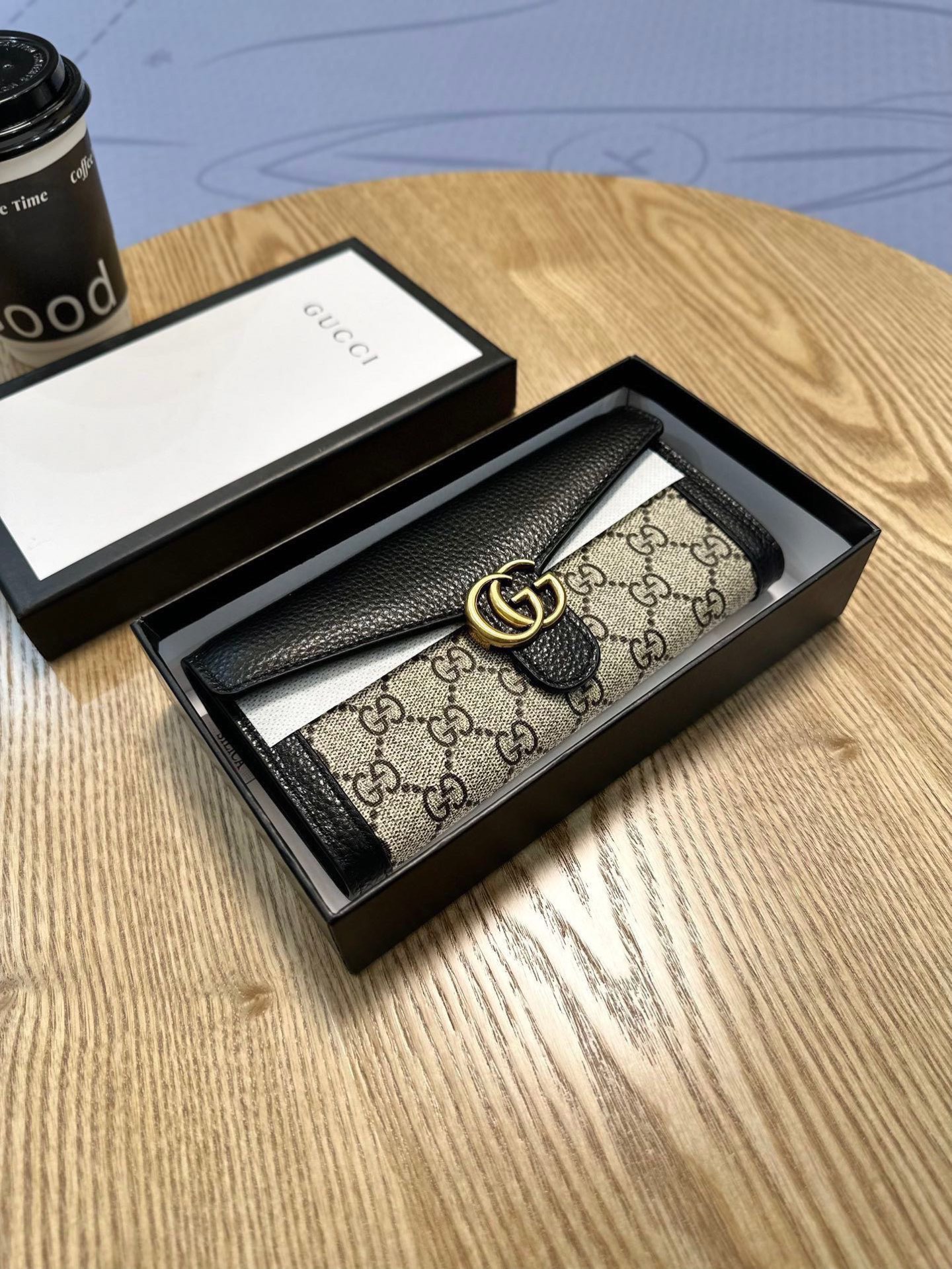 GUCCI グッチ 二つ折り財布 高級感 ファスナー付き 黒 19x10cm