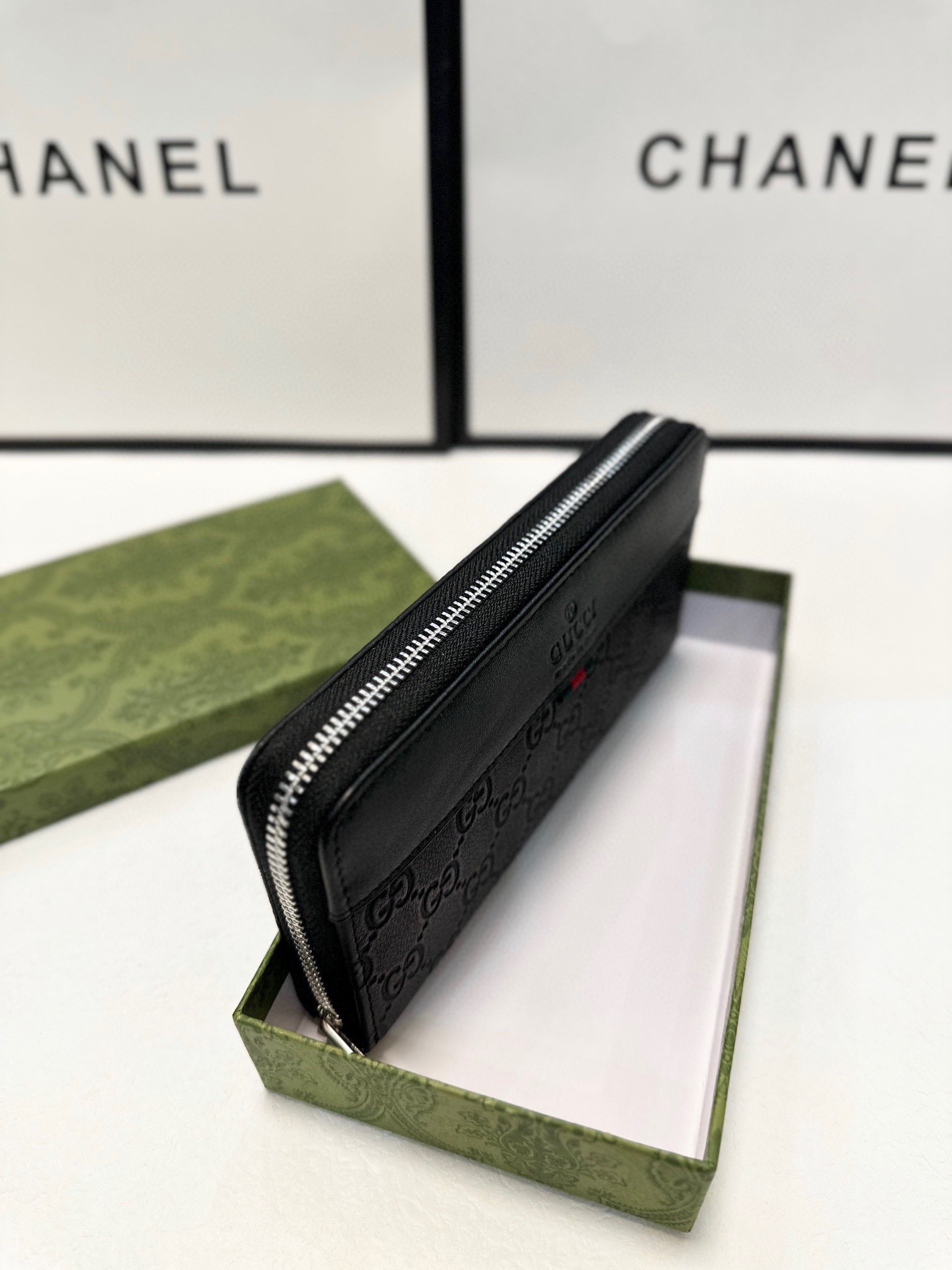 GUCCI グッチ エンボスドウォレット メンズ 本革 21x11cm 黒 - 画像 8