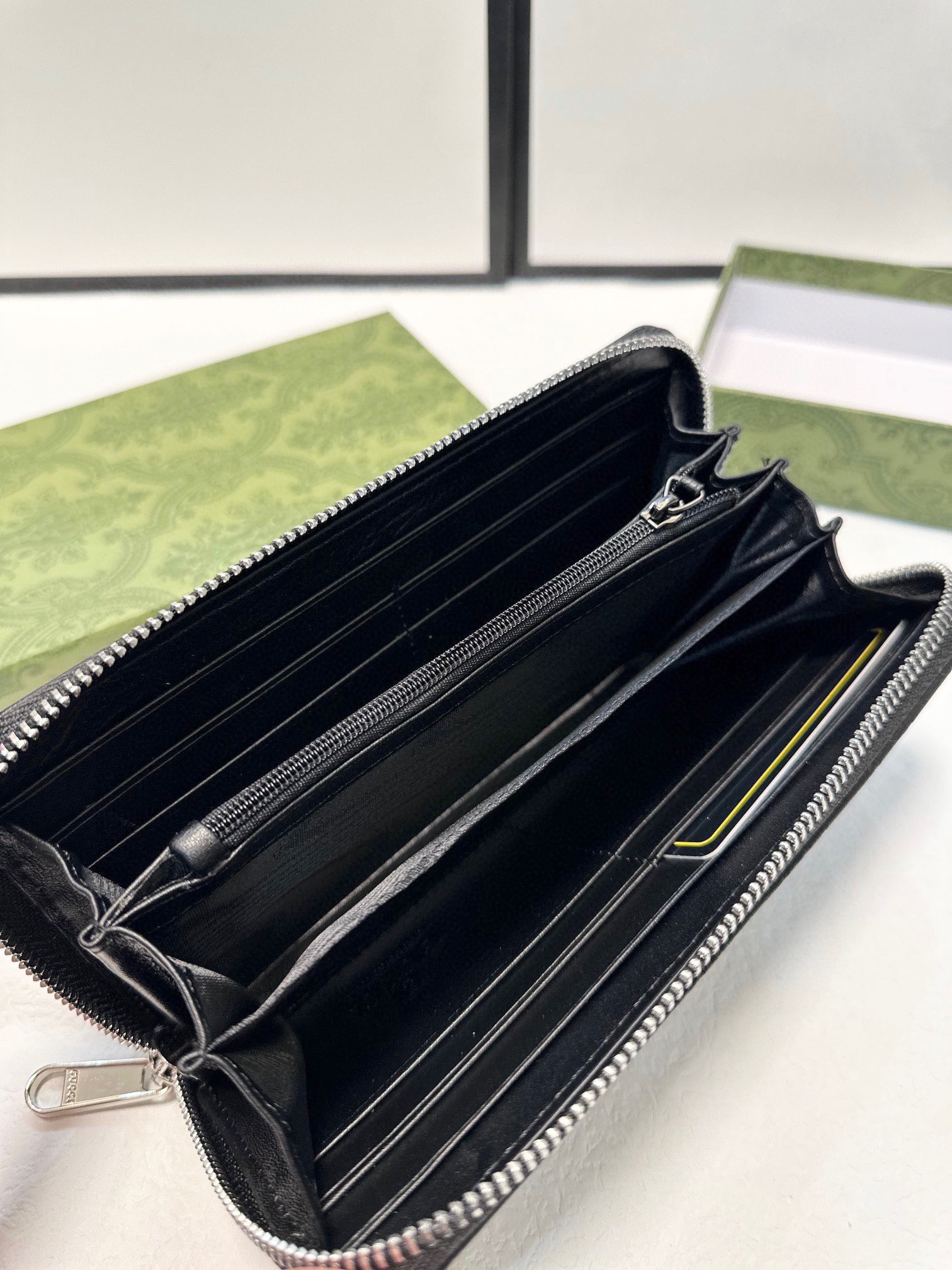 GUCCI グッチ エンボスドウォレット メンズ 本革 21x11cm 黒 - 画像 9
