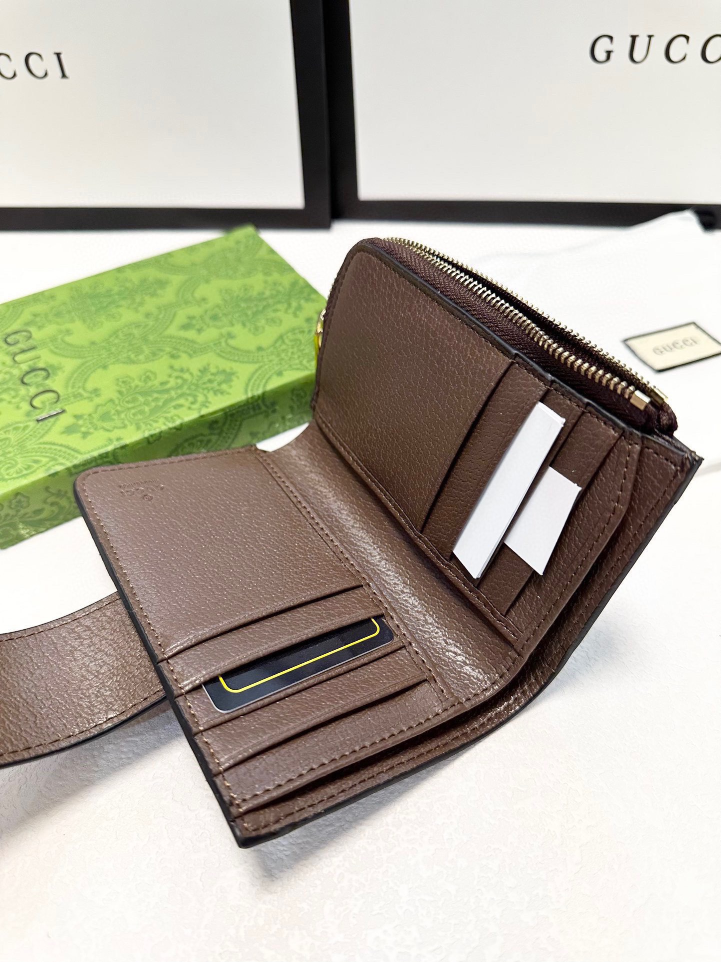 Gucci グッチ ポーチ型財布 ファスナー付き コンパクト グッチ柄 ブラウン - 画像 9