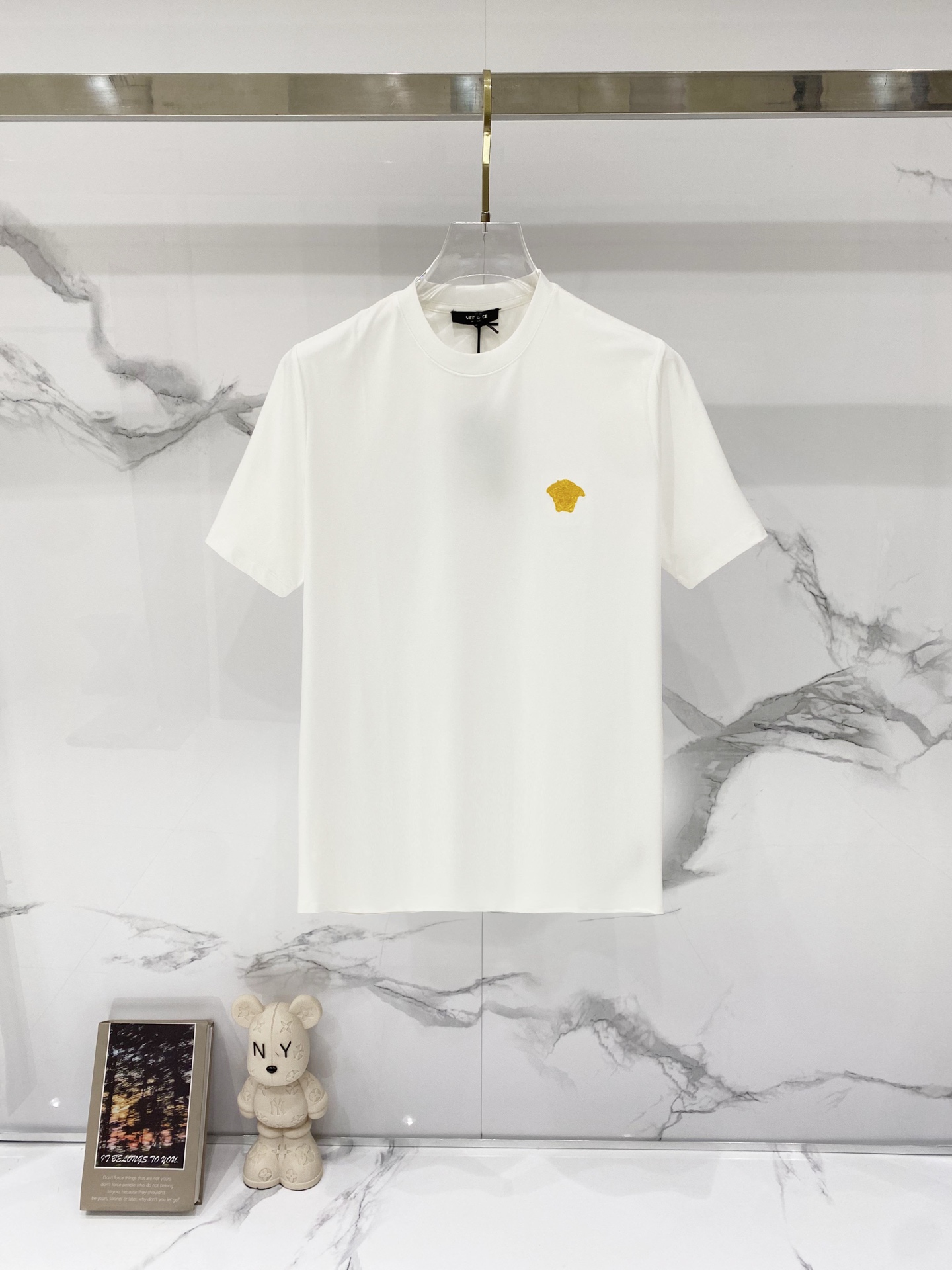VERSACE/ヴァンズーズ シルクコットンTシャツ 金糸刺繍 メデューサ ロゴ 白 黒 杏色 全3色
