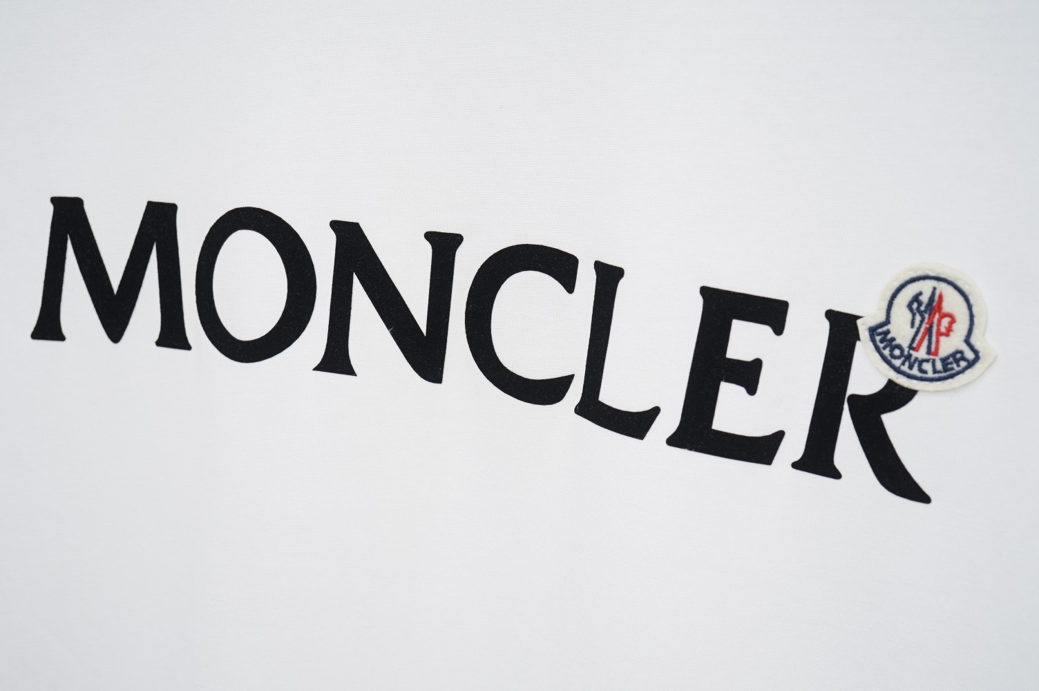 モンクレール MONCLER 半袖シャツ プリントシャツ クルーネックシャツ ブラック ホワイト レッド グリーン ブルー メンズシャツ Tシャツ 2色 - 画像 5