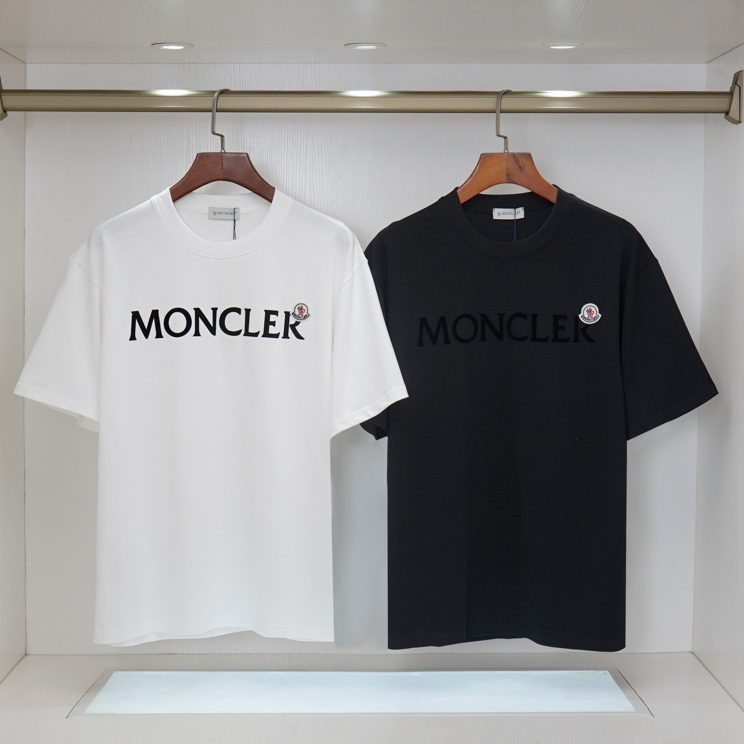 モンクレール MONCLER 半袖シャツ プリントシャツ クルーネックシャツ ブラック ホワイト レッド グリーン ブルー メンズシャツ Tシャツ 2色 - 画像 2