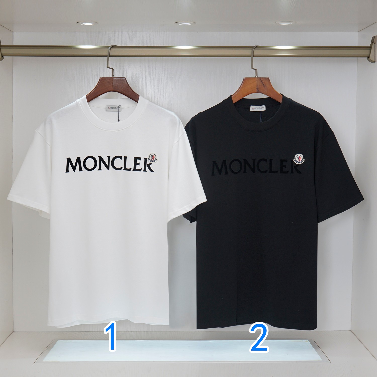 モンクレール　MONCLER　半袖シャツ　プリントシャツ　クルーネックシャツ　ブラック　ホワイト　レッド　グリーン　ブルー　メンズシャツ　Tシャツ　2色