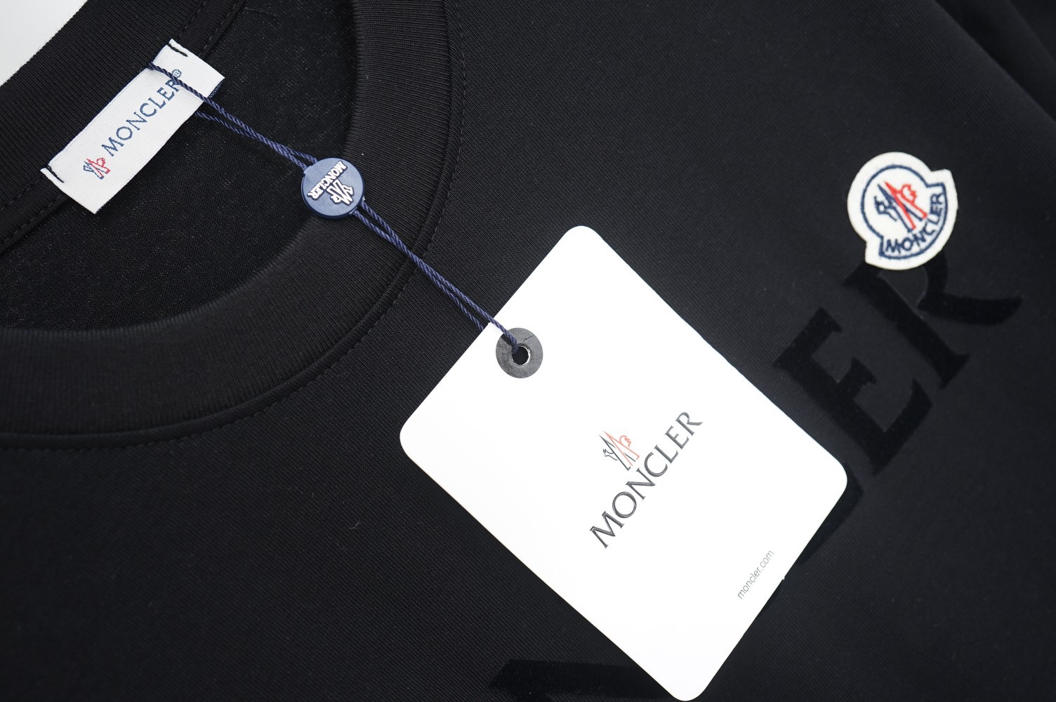 モンクレール　MONCLER　半袖シャツ　プリントシャツ　クルーネックシャツ　ブラック　ホワイト　レッド　グリーン　ブルー　メンズシャツ　Tシャツ　2色 - 画像 8